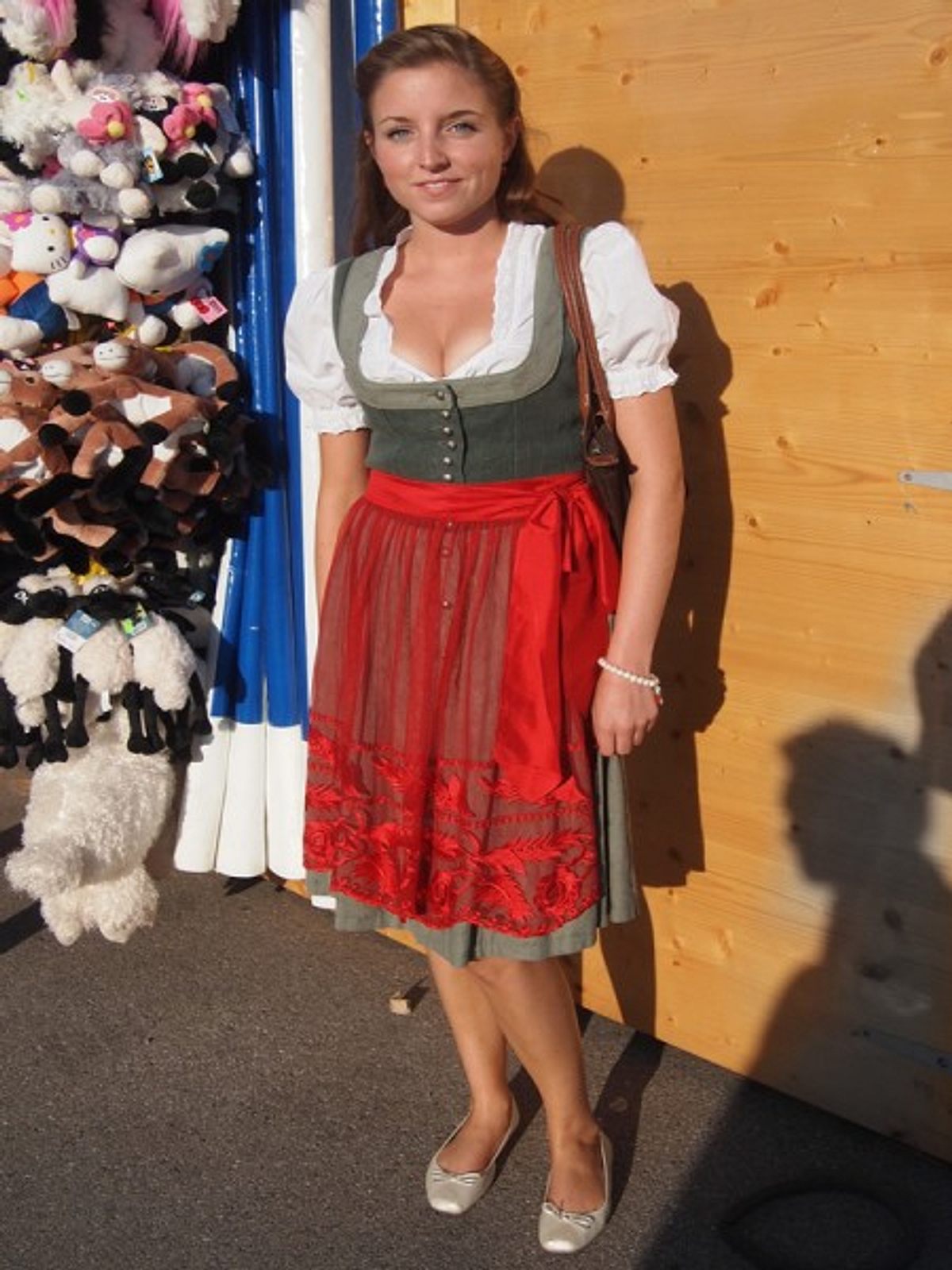 die jaehrige muenchnerin kristin bekennt sich zur farbe und kombiniert ihr sanft gruenes dirndl aus dem schwarzwald mit einer