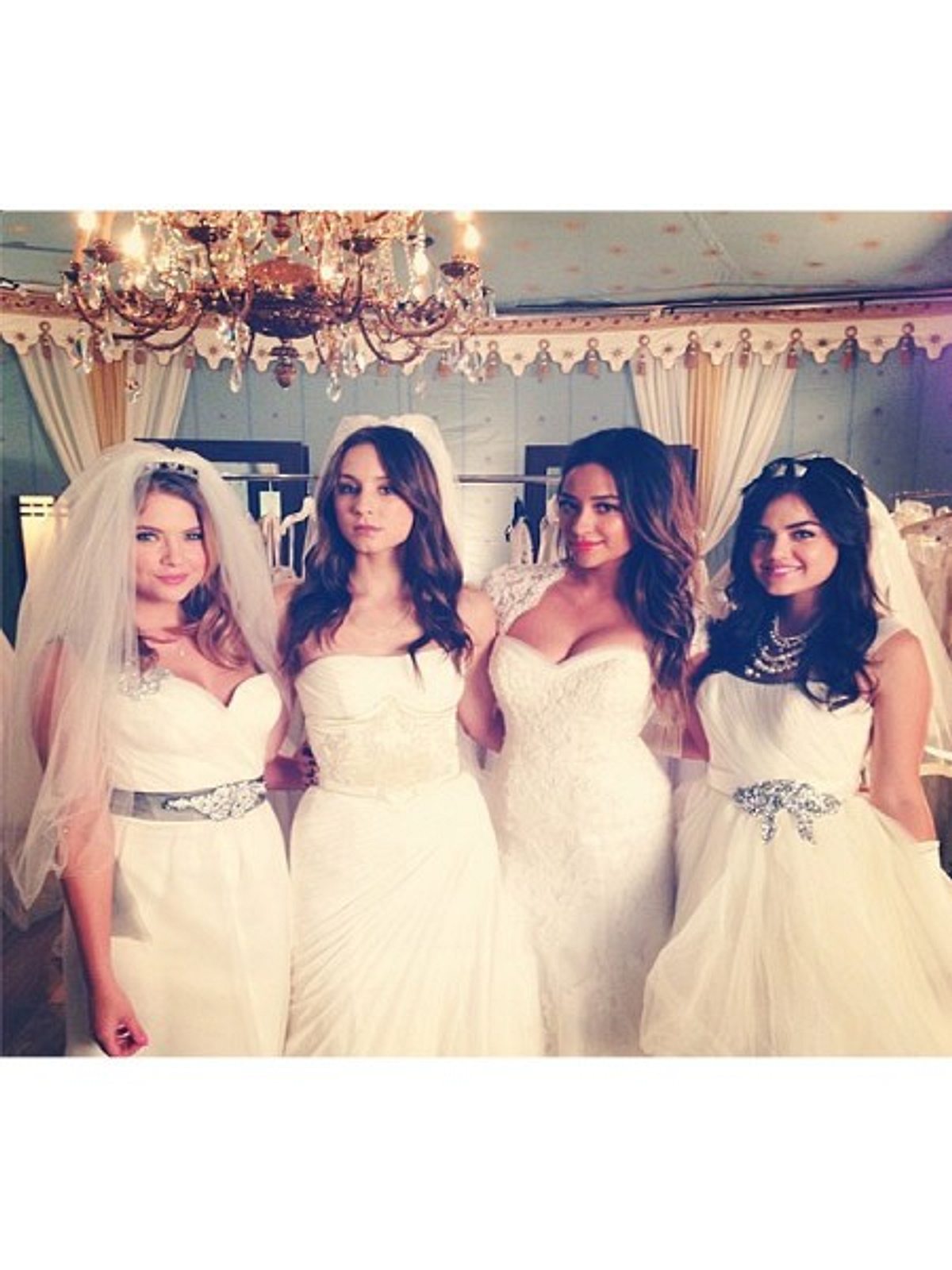 die pretty little liars im brautkleid