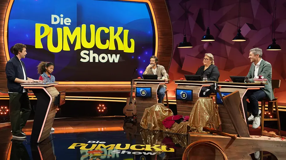 Moderator Tobi Krell, Kinderschauspielerin Jamily Göppel, Tom Beck, Ilka Bessin und Ingo Zamperoni stehen am Set der neuen Pumuckl-Show.