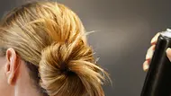 die-schoensten-dutt-frisuren-fuer-frauen-ab-50 - Foto: iStock/GoodLifeStudio die-schoensten-dutt-frisuren-fuer-frauen-ab-50 - Foto: iStock/GoodLifeStudio