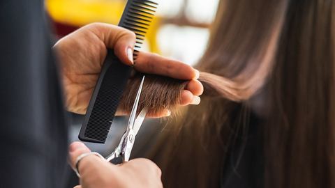 Wir zeigen die schönsten Trend-Frisuren 2025 für Frauen ab 60 - Foto: iStock/anon-tae (Themenbild)