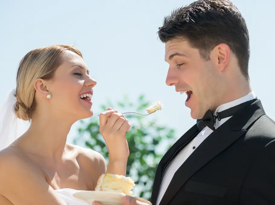 Bräutigam-Fütterung als lustiges Spiel für die Hochzeit Wir haben hier die lustigsten und besten Hochzeitsspiele für deine Hochzeitsfeier!