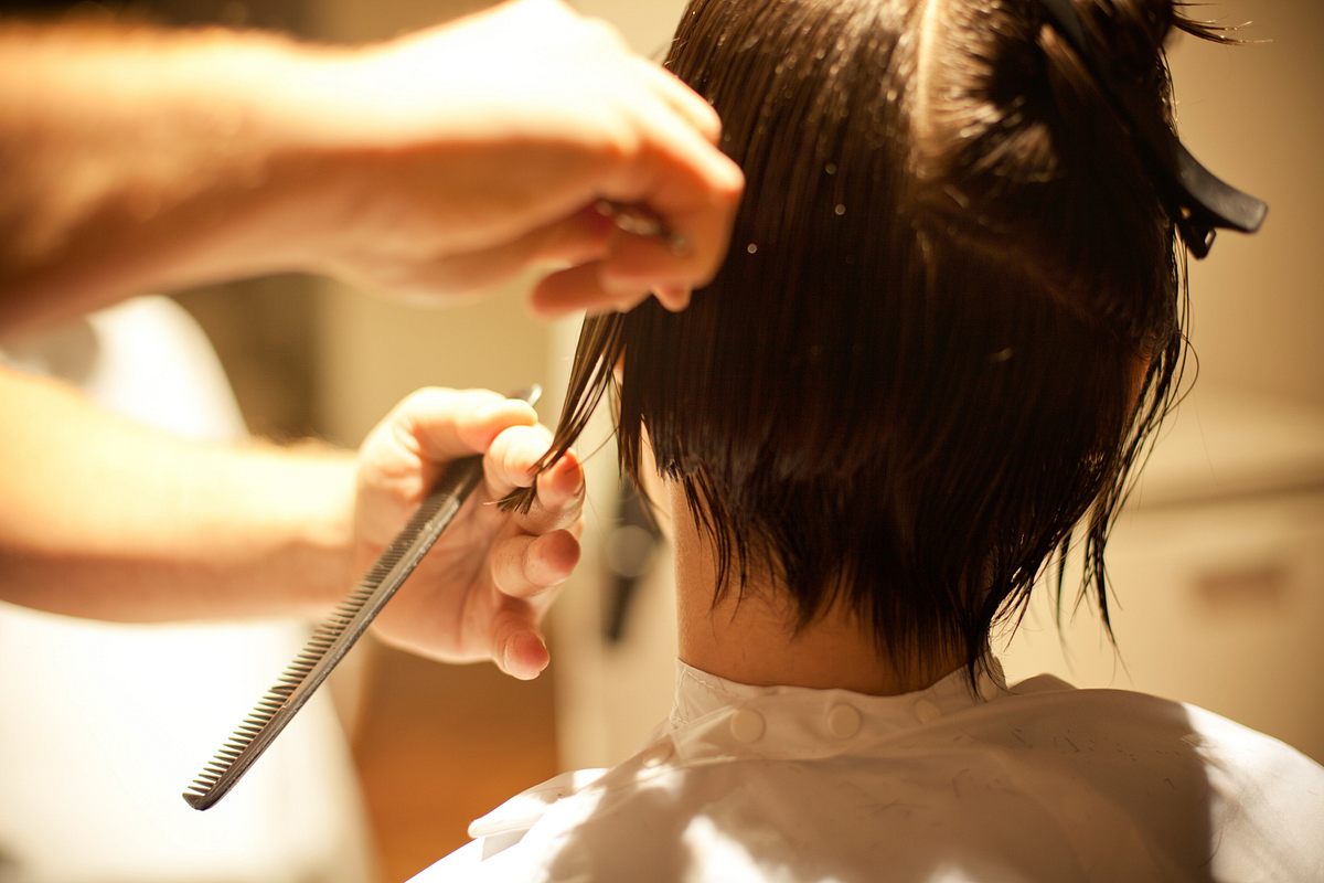 Wir zeigen die schönsten Trend-Frisuren 2025 für Frauen mit Brille.