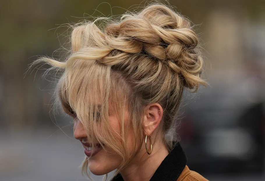 Einfache Steckfrisuren für lange Haare: Der geflochtene Dutt Die schönsten und einfachsten Hochsteckfrisuren für lange Haare zum Nachstylen