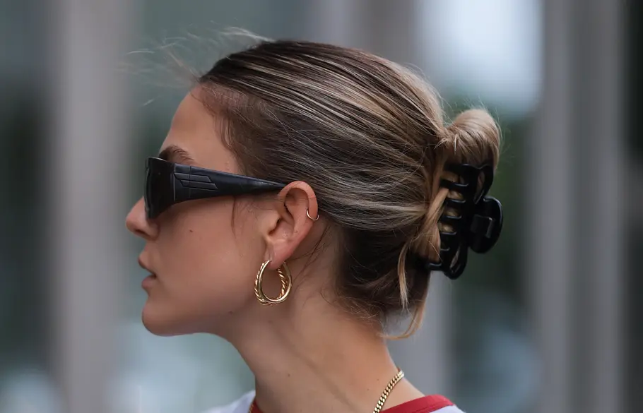 Lange Haare einfach hochstecken mit einer Haarklammer Die schönsten und einfachsten Hochsteckfrisuren für lange Haare zum Nachstylen