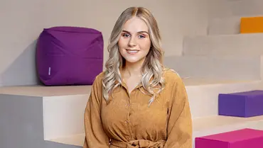 Estefania Wollny in einem gelben Kleid.  - Foto: RTLZWEI