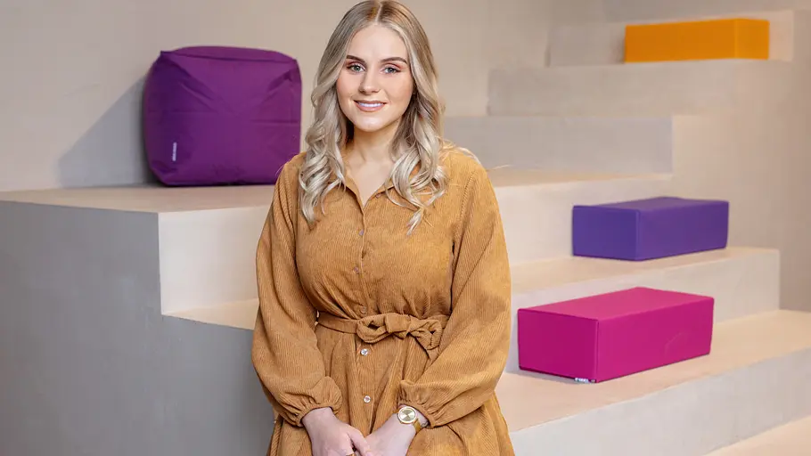 Estefania Wollny in einem gelben Kleid. 