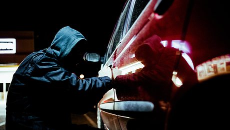 Gefährlicher Auto-Trick! So mies gehen Diebe aktuell vor - Foto: South_agency/iStock (Symbolbild)