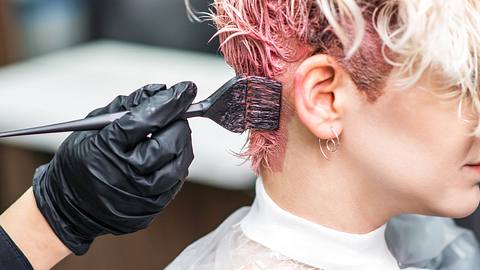Mut zur Farbe heißt es jetzt mit diesen frechen Haartönungen! - Foto: okskukuruza/istock