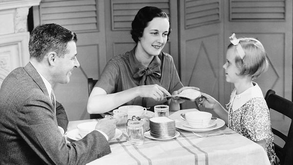 Vintage Foto einer Familie am Esstisch - Foto: George Marks/iStock