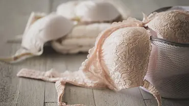 Diese BHs braucht jede Frau als Flatlay - Foto: iStock / shironagasukujira Diese BHs braucht jede Frau als Flatlay - Foto: iStock / shironagasukujira