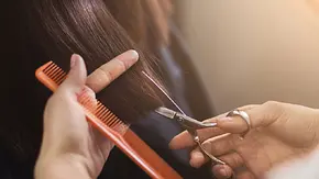 Frisuren mit Pony schummeln ein paar Jahre jünger - und sehen fabelhaft aus. - Foto: Prostock-Studio/Istock Frisuren mit Pony schummeln ein paar Jahre jünger - und sehen fabelhaft aus. - Foto: Prostock-Studio/Istock