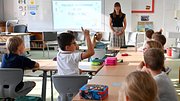 Lehrerin vor einer Grundschulklasse - Foto: IMAGO / Sven Simon