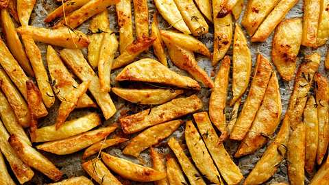 Pommes-Platte statt Käse-Platte: Diesen Food-Trend lieben wirklich alle! - Foto: iStock/zi3000
