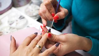 Diesen neuen Nagel-Trend wollen gerade alle Frauen und er ist auch noch schön! - Foto: milosradinovic/iStock