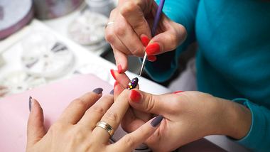 Diesen neuen Nagel-Trend wollen gerade alle Frauen und er ist auch noch schön! - Foto: milosradinovic/iStock