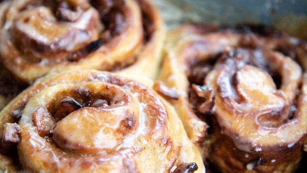 Dieses 3-Zutaten-Rezept für Zimtschnecken aus der Heißluftfritteuse musst du probieren! - Foto: Olivia Free/iStock