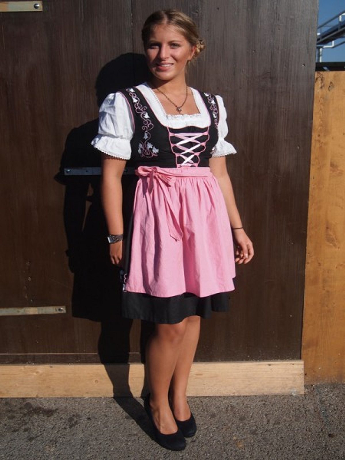 dieses urige dirndl mit huebschen stickereien ergatterte julia auf ebay und hatte ihr haar stilecht zu einem seitlichen dutt