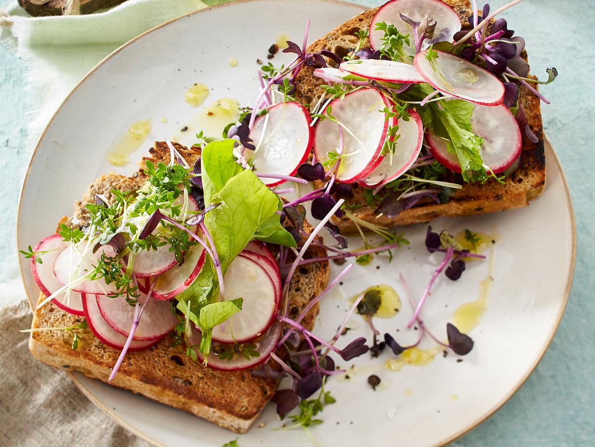 Dinkel-Chia-Brot mit Radieschen und Sprossen