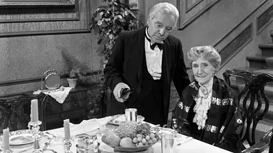 Dinner for One: Die besten Versionen des Silvester-Klassikers - Foto: IMAGO / United Archives