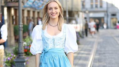 Dirndl BH an einem Model auf dem Oktoberfest - Foto: gettyimages / Gisela Schober / Kontributor