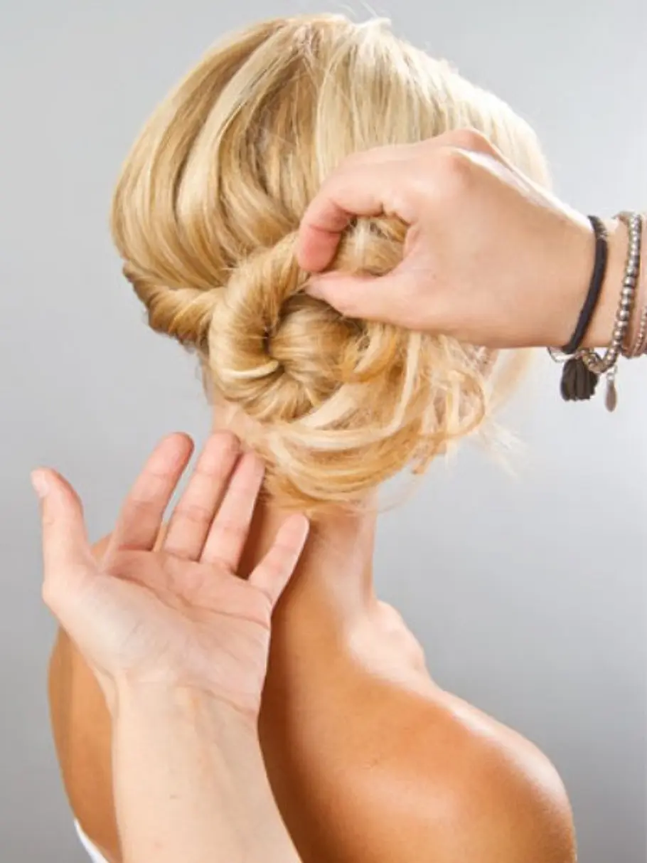 Anleitung für den seitlichen Haarknoten dirndl frisuren gl