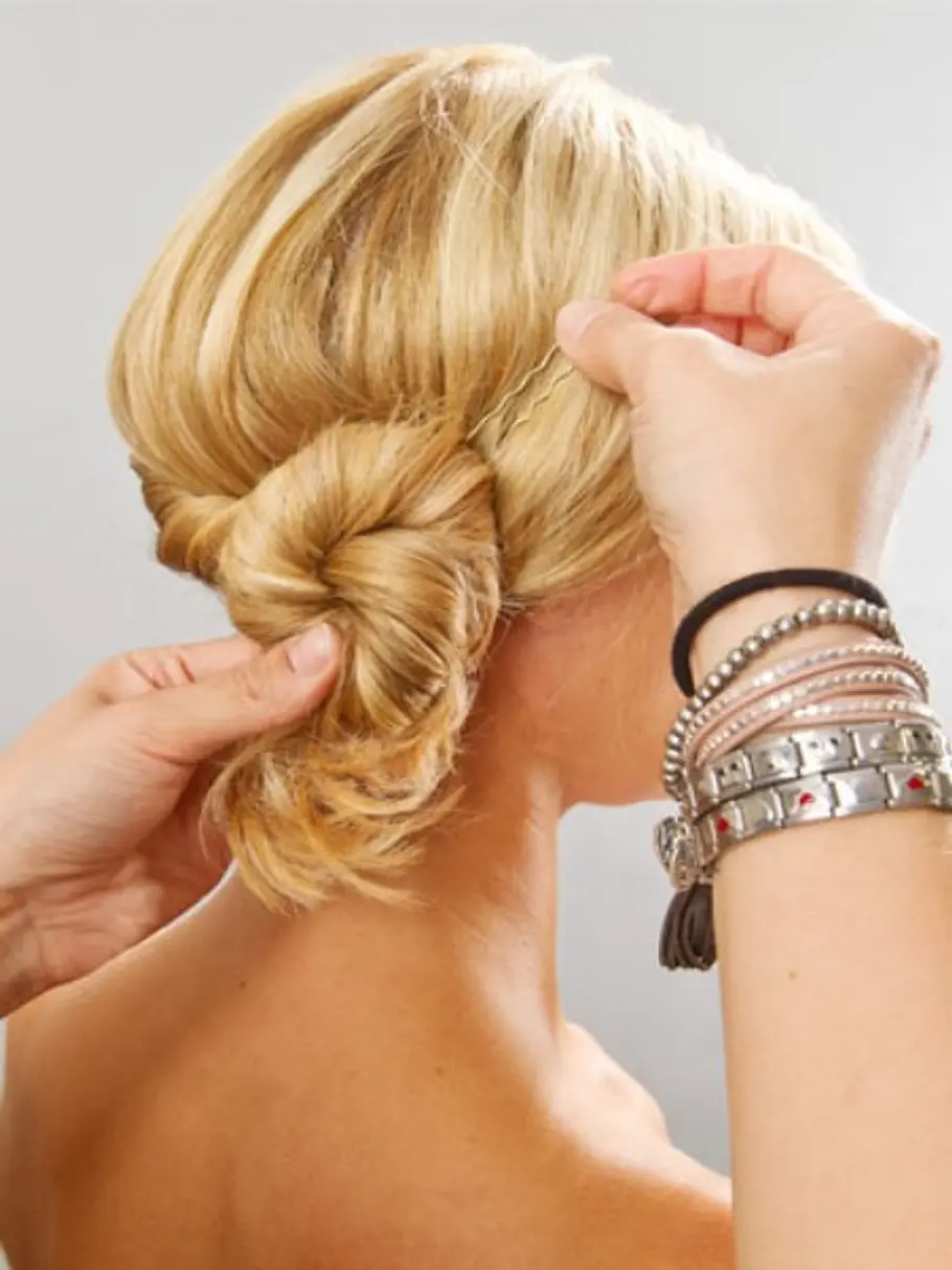 Anleitung für den seitlichen Haarknoten dirndl frisuren gl