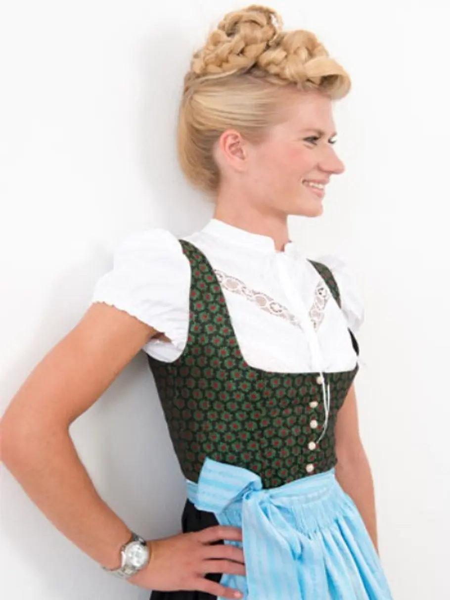 Die Wiesn-Flechtfrisur für langes Haar Schritt für Schritt dirndl frisuren wally10