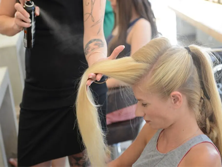 Die Wiesn-Flechtfrisur für langes Haar Schritt für Schritt dirndl frisuren wally3