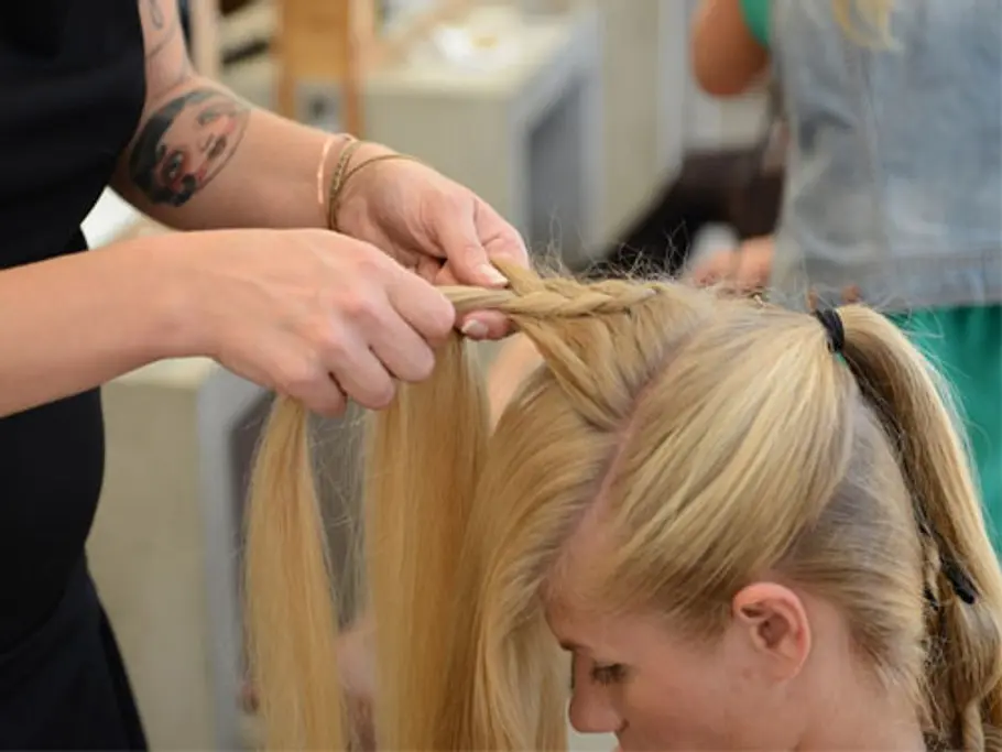 Die Wiesn-Flechtfrisur für langes Haar Schritt für Schritt dirndl frisuren wally5