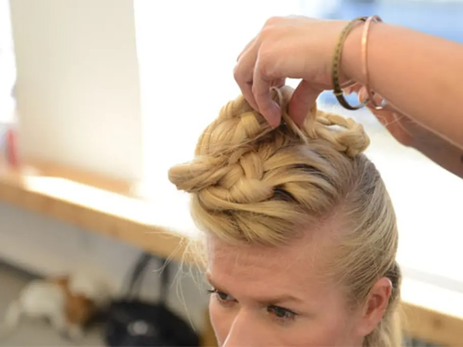 Die Wiesn-Flechtfrisur für langes Haar Schritt für Schritt dirndl frisuren wally7