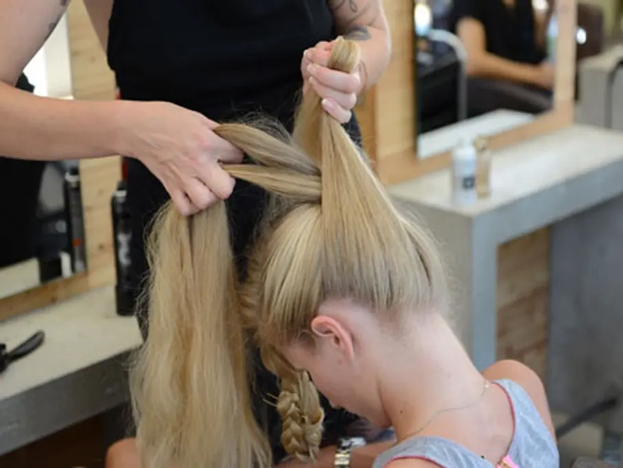 Die Wiesn-Flechtfrisur für langes Haar Schritt für Schritt dirndl frisuren wally8