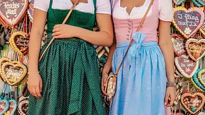 Dirndl Schleife binden: Links, rechts oder mittig - was die Position über deinen Beziehungsstatus aussagt - Foto: golero/iStock Dirndl Schleife binden: Links, rechts oder mittig - was die Position über deinen Beziehungsstatus aussagt - Foto: golero/iStock