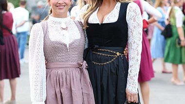 Dirndl Trends 2024: Die schönsten Outfits für die Wiesn - Foto: gettyimages / Gisela Schober / Kontributor