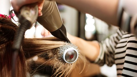 Dirty Hair: Nicht schmutzig! Dieser Trend ist für alle, die es einfach und schön mögen - Foto: Tatsiana Volkava/Getty Images (Themenbild)