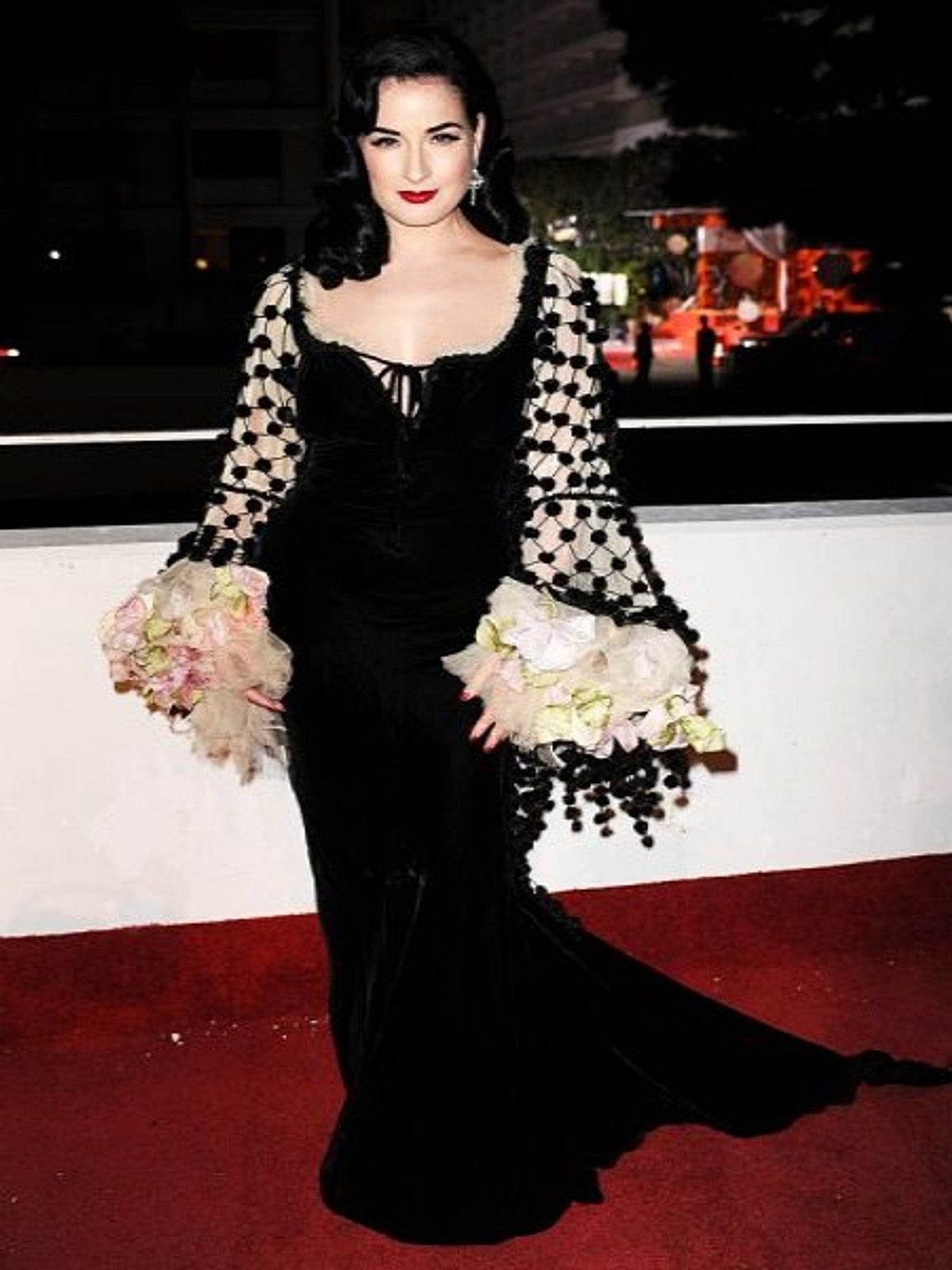 dita liebt schwarz und huellt sich auch bei der art of elysium heaven gala im januar0 in ihre lieblingsfarbe