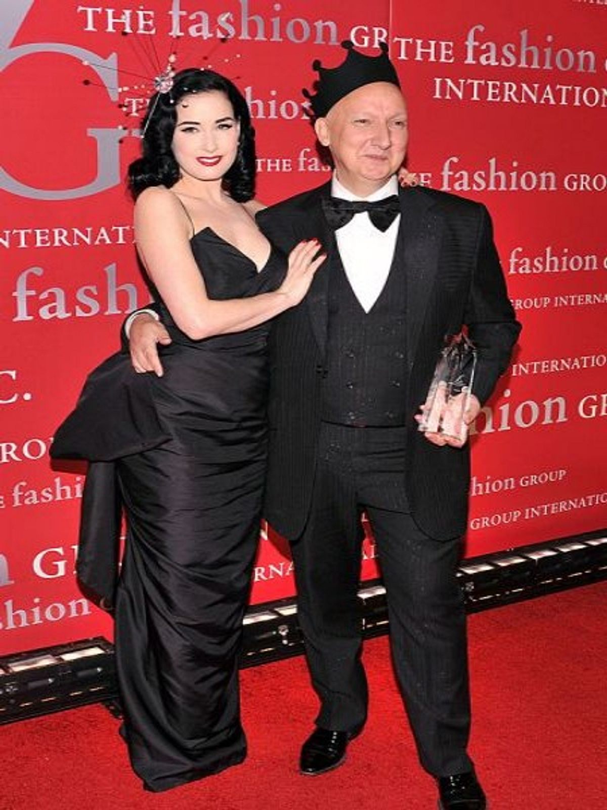 dita von teese und begleiter stephen jones beweisen bei einer fashion party im oktober9 ihr faible fuer ausgefallenen kopfsc