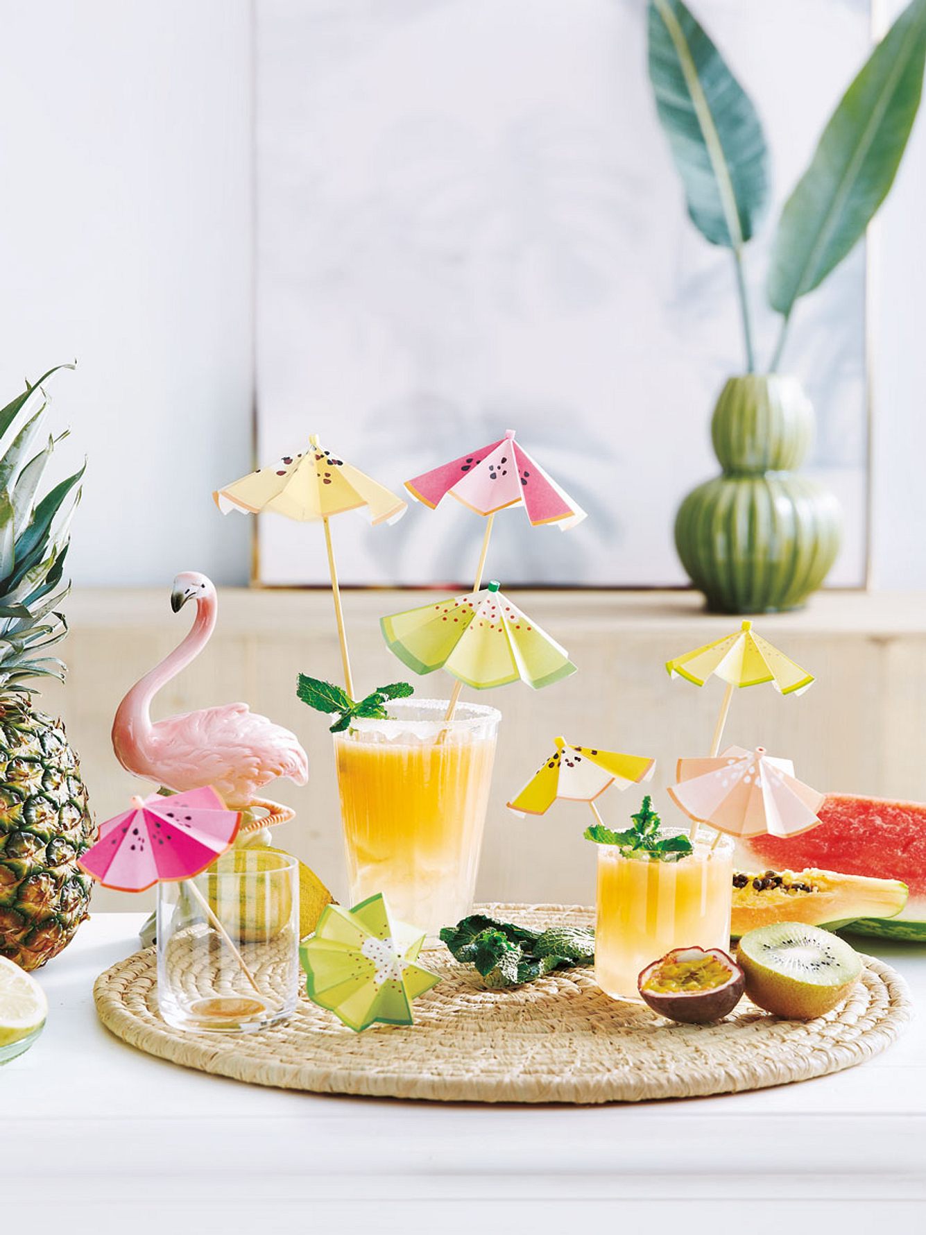 Bunte Cocktailschirmchen verleihen jedem sommerlichen Drink das gewisse Etwas! diy cocktailschirmchen