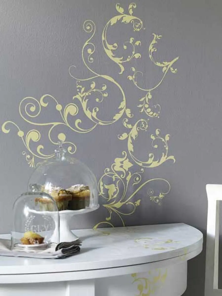 DIY-Ideen mit Ranken: Das Wandtattoo nach Herstellerangaben auf die Wand kleben. Witzig wird der Look, wenn die Muster sich auf benachbarten Möbeln wiederfinden. DIY-Ideen zum Nähen diy ideen