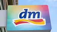 Das bunte Logo eines Dorgeriemarkt dm Schildes. - Foto: IMAGO / Guido Schiefer