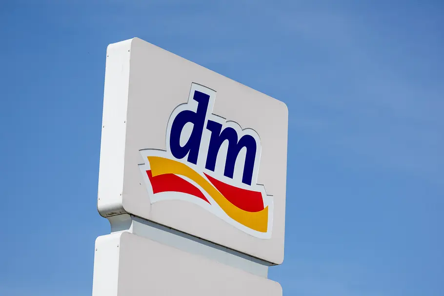 DM & Rossmann: Dringender Produktrückruf - Bitte direkt entsorgen! DM-Logo