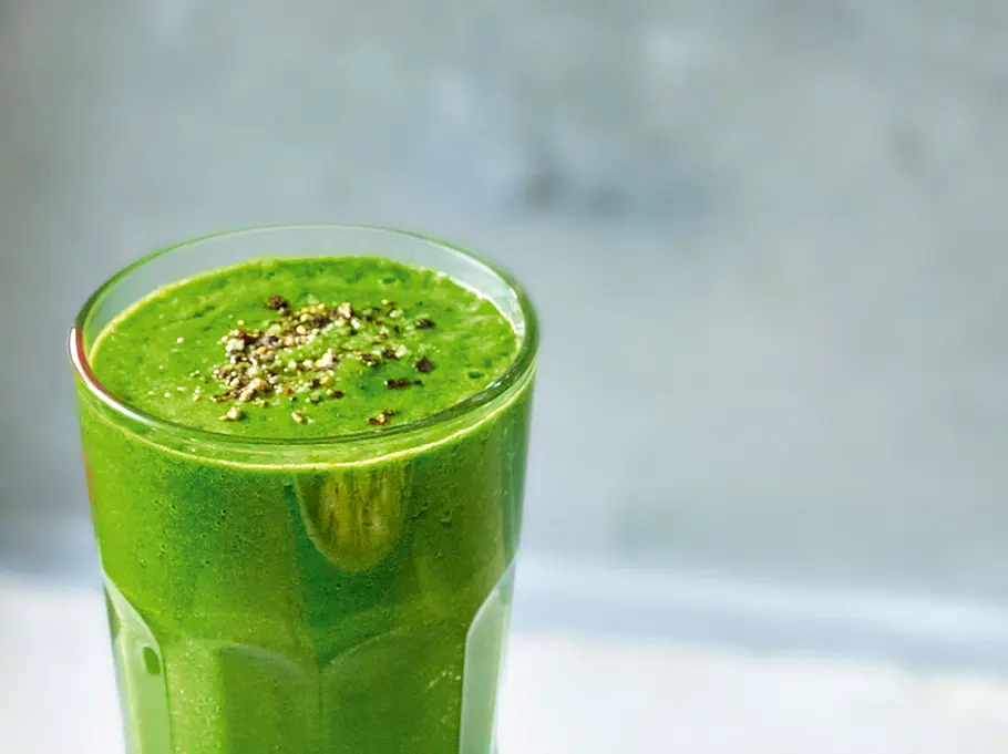 Grünkohl-Smoothie mit Melone und Mandelmus Doc Fleck Rezepte: Grünkohl-Smoothie mit Melone und Mandelmus