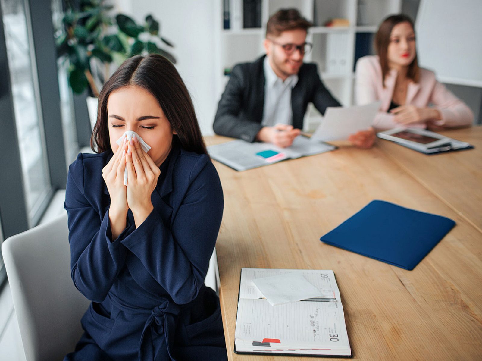 Пациент работник. Чихает в офисе. Офисная пыль. Sick на работе. Картинка , сотрудник болен.