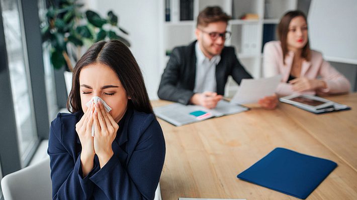 Der Domino-Infekt macht auch vor den Büros nicht halt. - Foto: iStock/Estradaanton