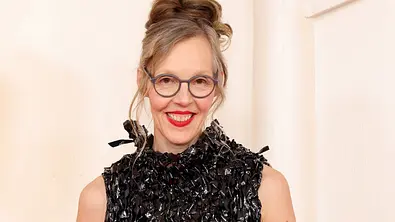 Donata Wenders überrascht in VHS-Kleid - Foto:  Mike Coppola/Getty Images