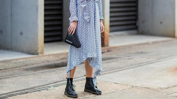 Dr. Martens Outfits: So kombinierst du die derben Docs und Schnürstiefel zu jeder Jahreszeit - Foto: Christian Vierig/Getty Images