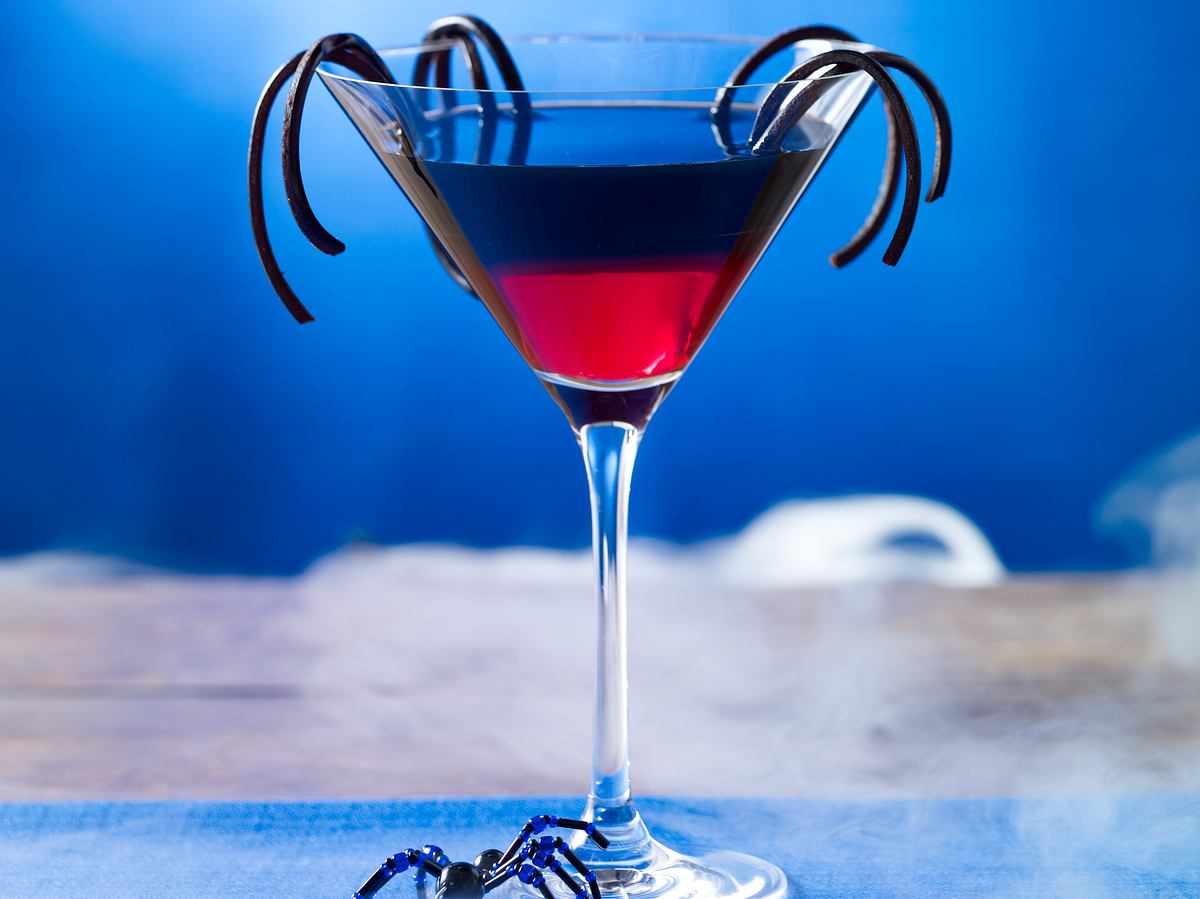 Draculas Kiss mit Spinnenbeinen als Halloween-Cocktail