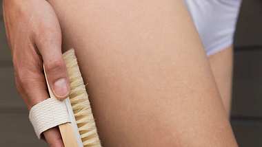 Dry Brushing: Straffe und glatte Haut durch Bürsten - Foto: iStock/ artursfoto
