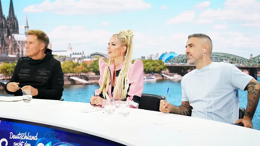 Dieter Bohlen, Isi Glück und Bushido Die aktuelle DSDS Jury. Dieter Bohlen, Isi Glück und Bushido sitzen am Pult