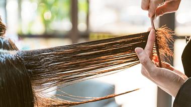 Frisuren für dünnes Haar in Midi-Länge - Foto: iStock/owngarden